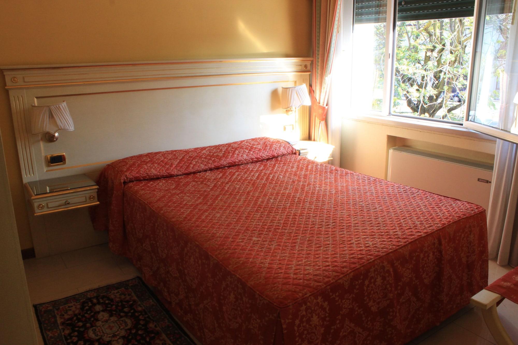 Hotel Estee Десенцано дел Гарда Екстериор снимка