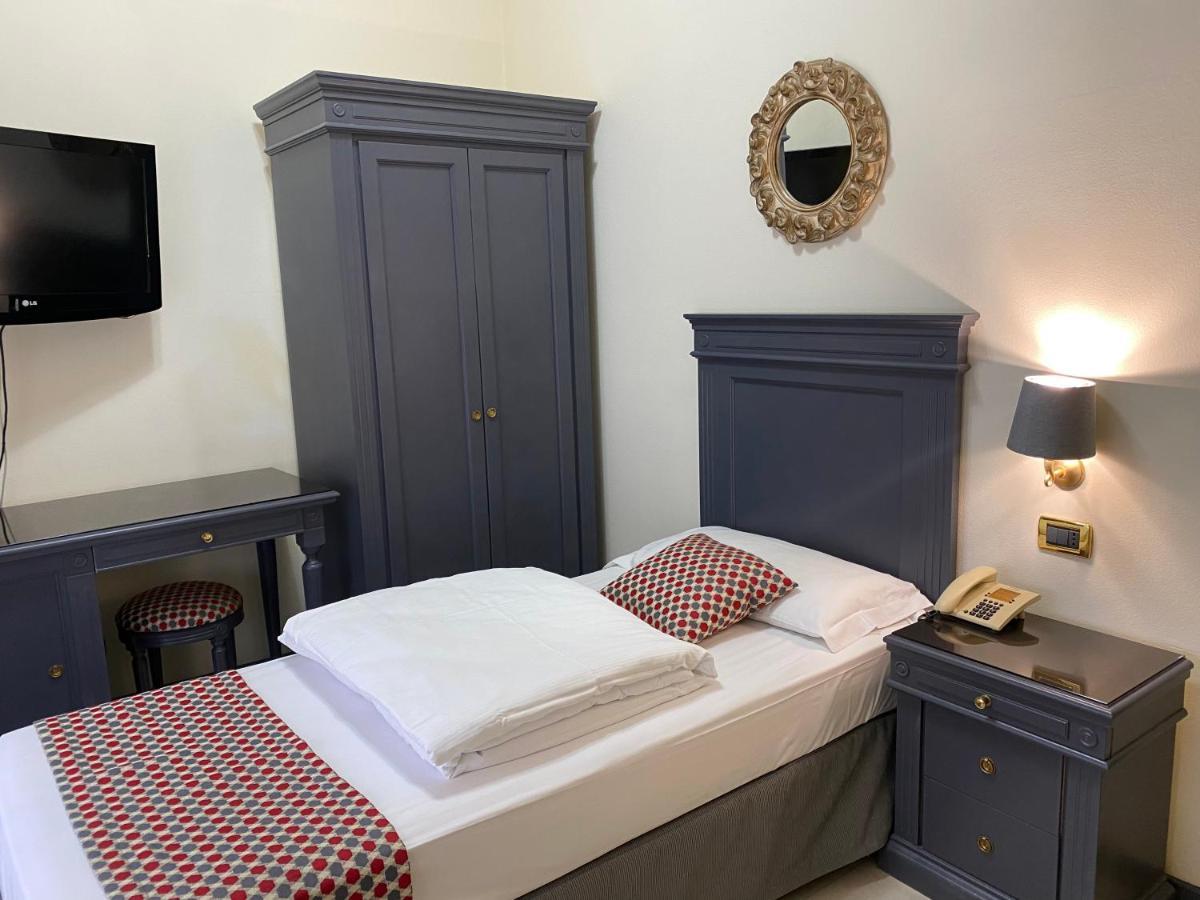 Hotel Estee Десенцано дел Гарда Екстериор снимка