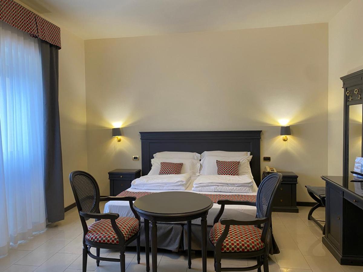 Hotel Estee Десенцано дел Гарда Екстериор снимка