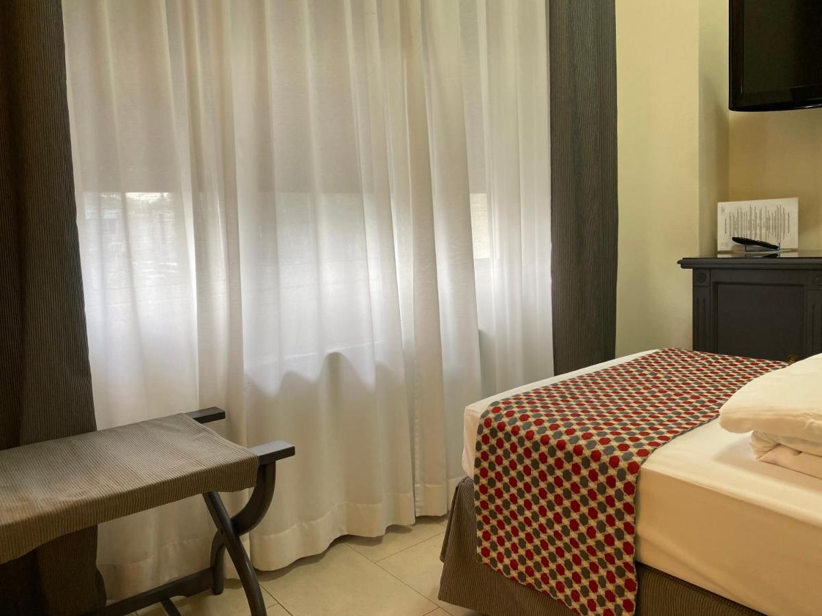 Hotel Estee Десенцано дел Гарда Екстериор снимка