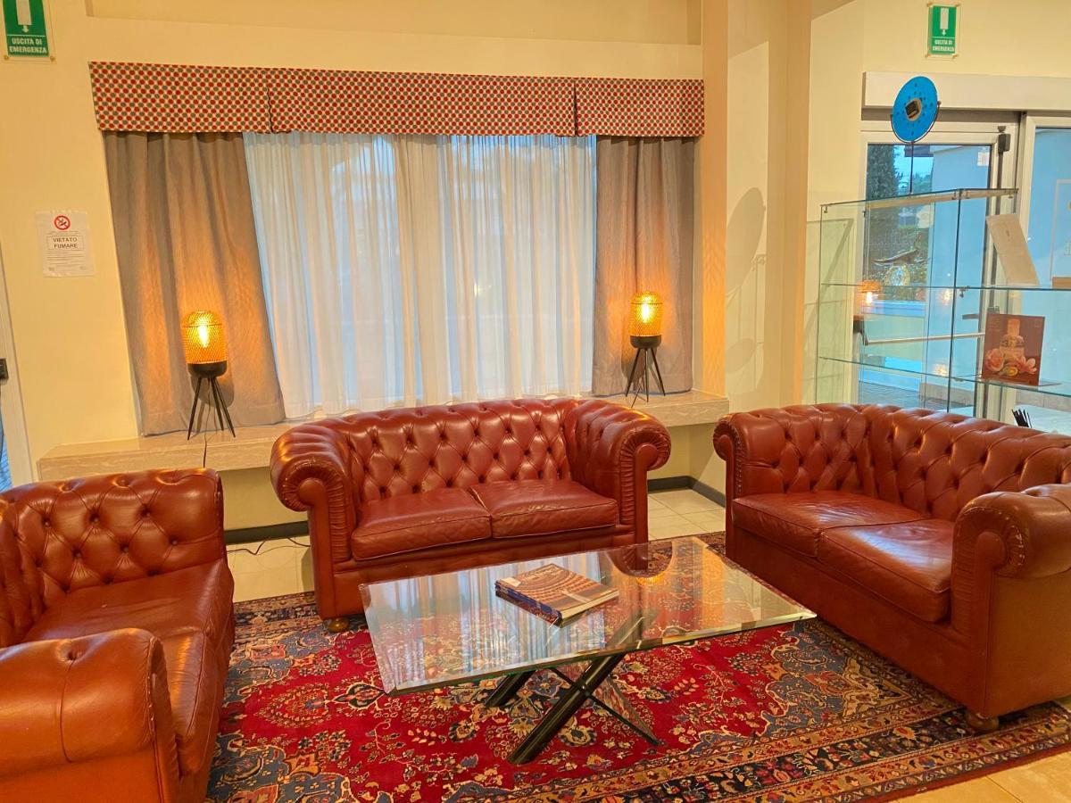 Hotel Estee Десенцано дел Гарда Екстериор снимка