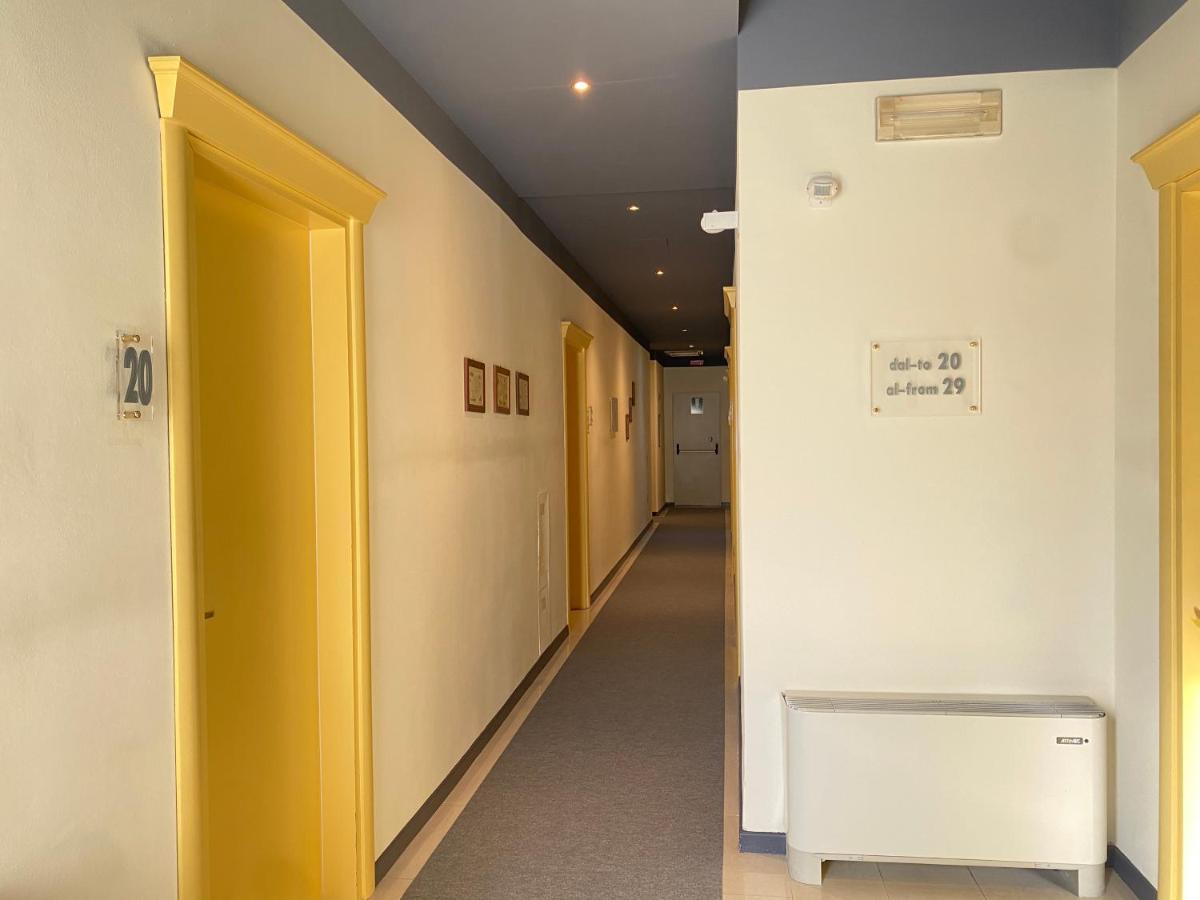 Hotel Estee Десенцано дел Гарда Екстериор снимка