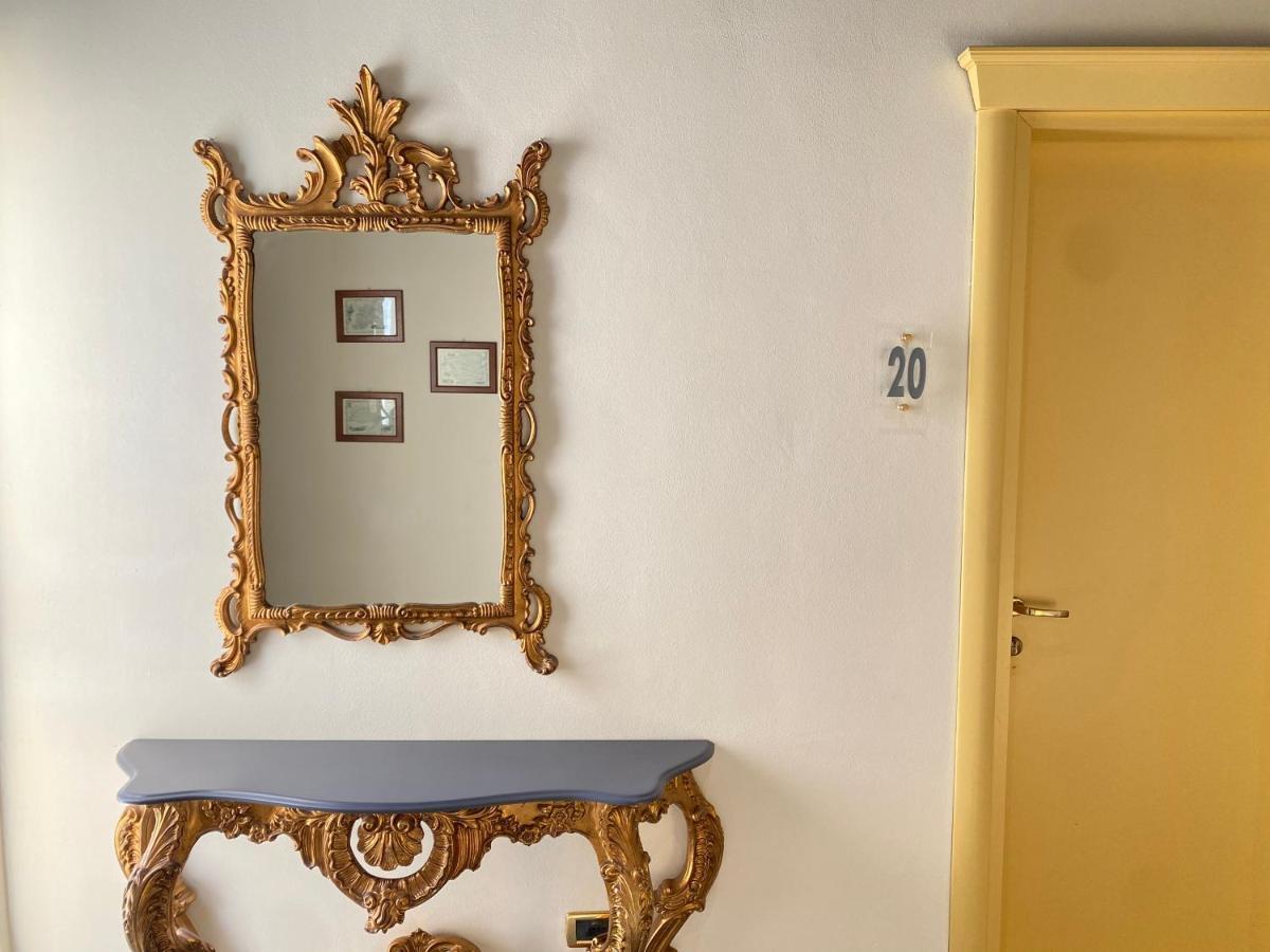 Hotel Estee Десенцано дел Гарда Екстериор снимка