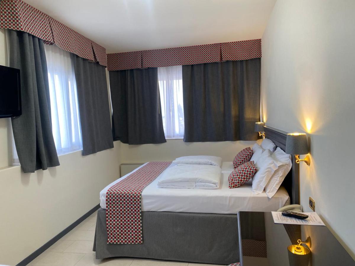 Hotel Estee Десенцано дел Гарда Екстериор снимка