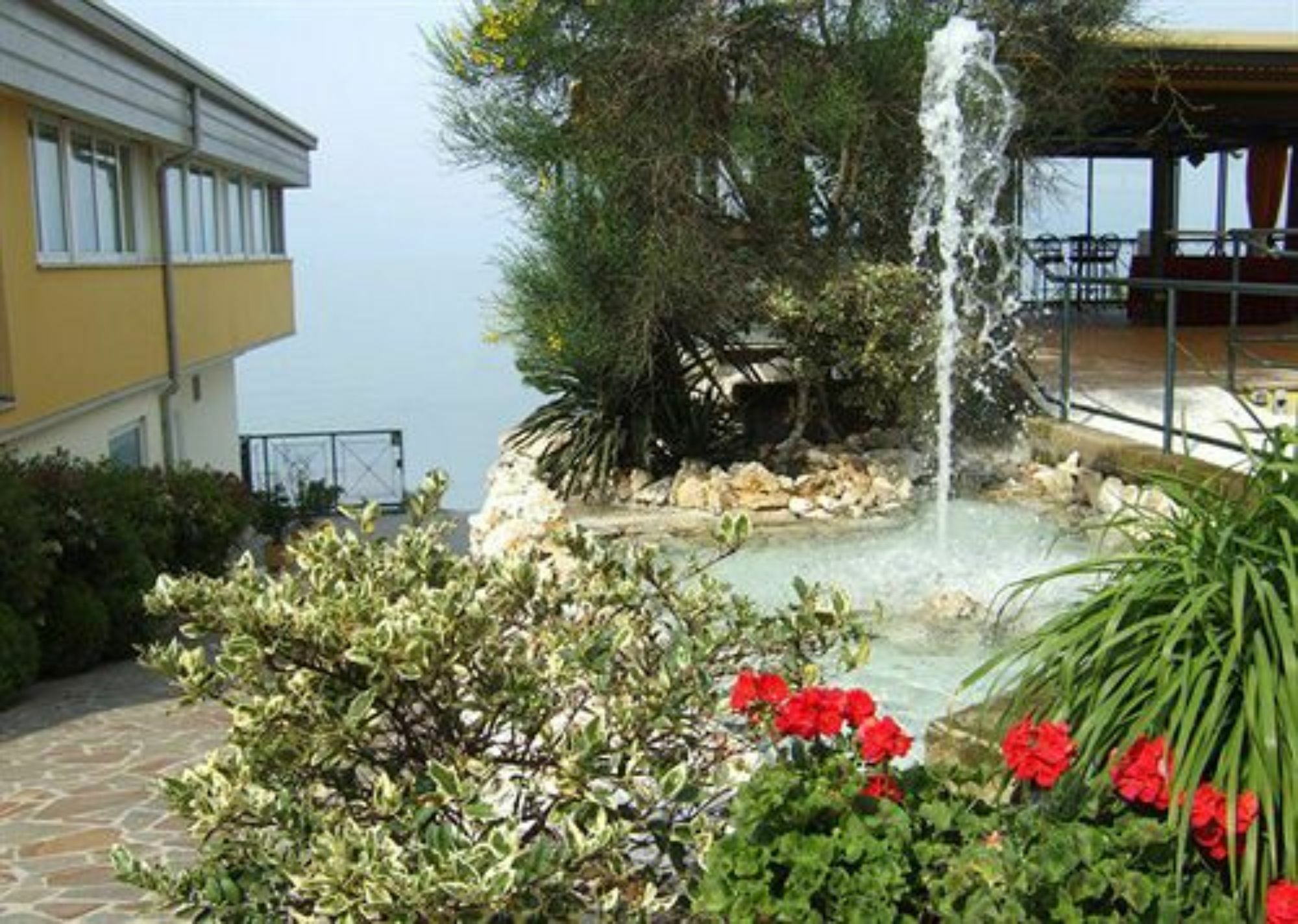 Hotel Estee Десенцано дел Гарда Екстериор снимка